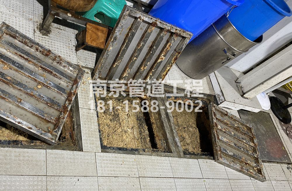 278梅山城管中队食堂隔油池清理
